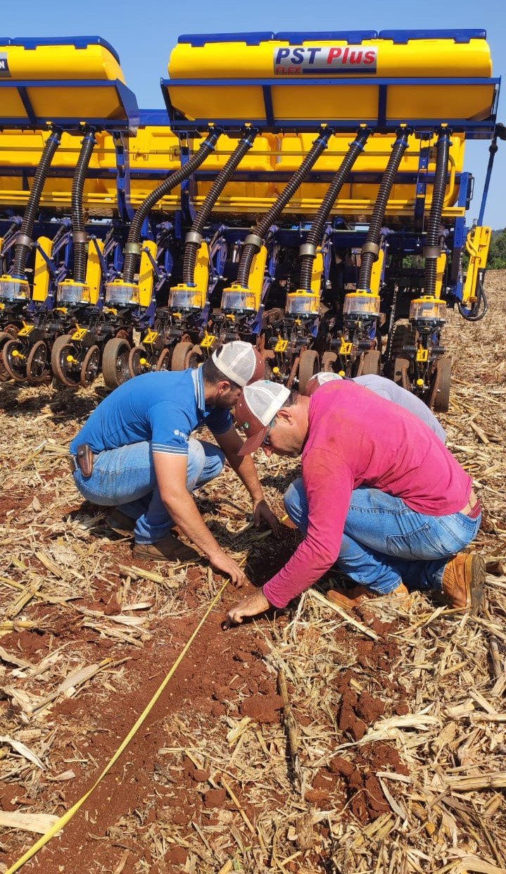 Equipe ajustando plantadeira